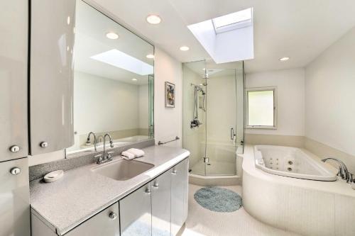 uma casa de banho com um lavatório, uma banheira e um chuveiro em Luxury South Bend Home about 1 Mi to Notre Dame! em South Bend