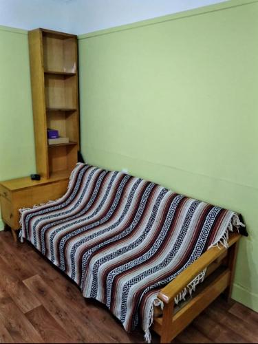 eine Decke auf einem Bett in einem Zimmer in der Unterkunft Inmuebles V&S in Río Gallegos