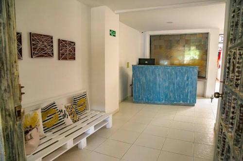 um lobby com um balcão e uma porta azul em Luna Cartagena Airport Hotel em Cartagena de Indias