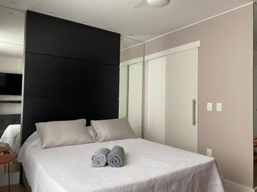 1 dormitorio con 1 cama con 2 toallas en prudente 304, en Río de Janeiro
