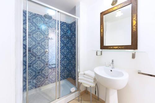 A bathroom at Palazzo Attila - Gioia Apartments