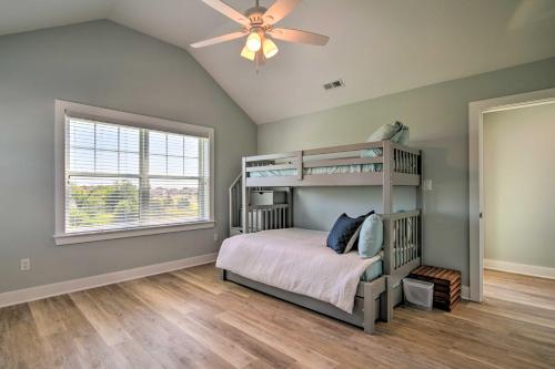 een slaapkamer met een stapelbed en een plafondventilator bij Gorgeous Newly Built Home Golf Course View! in Brigantine