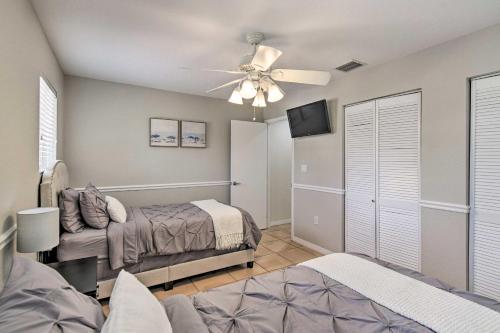 Ένα ή περισσότερα κρεβάτια σε δωμάτιο στο Pompano Beach Villa with Private Pool and Dock!