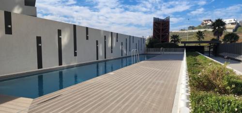 una piscina al lado de un edificio en Tranquilo departamento Dunas de Concon, en Concón