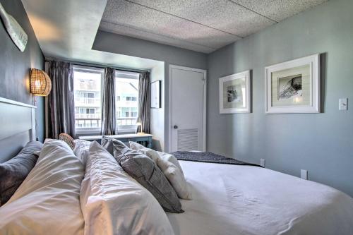 Katil atau katil-katil dalam bilik di Waterfront Ocean City Condo with Balcony!