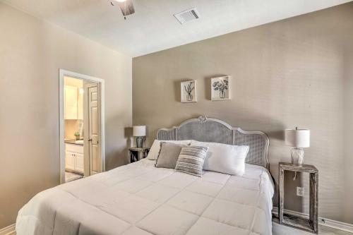 - une chambre avec un grand lit blanc et 2 oreillers dans l'établissement Modern College Station Home Near Texas AandM!, à College Station