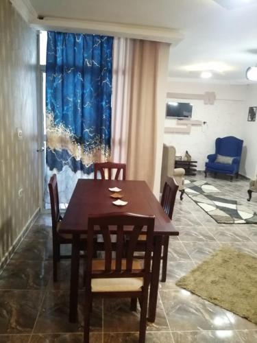 a dining table and chairs in a living room at Flores casas de playa in Alexandria