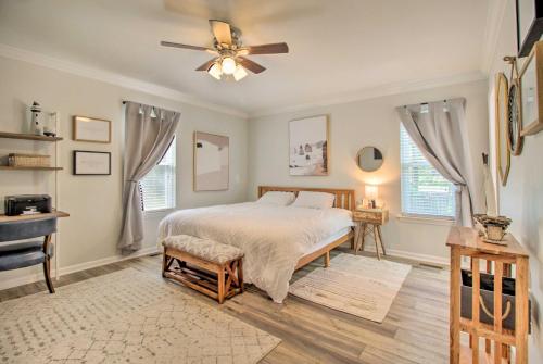 1 dormitorio con 1 cama y ventilador de techo en Savannah Family Home with Private Pool and Yard!, en Savannah