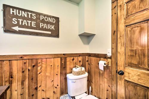 Φωτογραφία από το άλμπουμ του Pet-Friendly Saranac Lake Retreat with Deck and Yard σε Saranac Lake