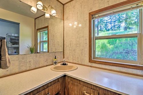uma casa de banho com um lavatório e uma janela em Cozy Montana Lake View Getaway - Fish and Hike! em Kalispell