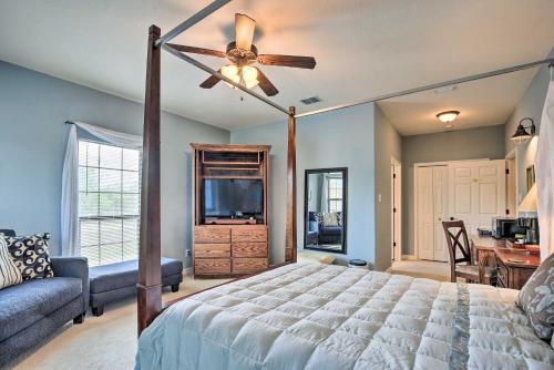 Schlafzimmer mit einem Bett und einem Deckenventilator in der Unterkunft Luxury Custom Retreat 110-Acre Private Ranch in San Antonio