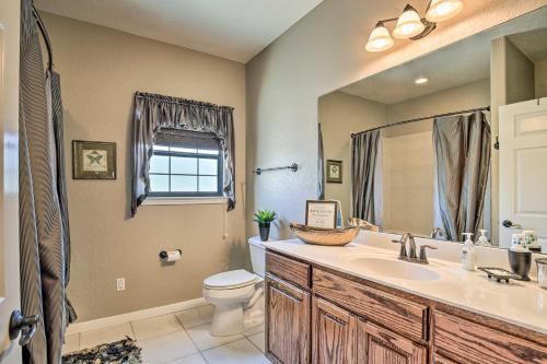 ein Badezimmer mit einem Waschbecken, einem WC und einem Spiegel in der Unterkunft Luxury Custom Retreat 110-Acre Private Ranch in San Antonio