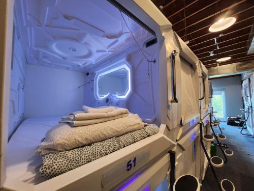 Postel nebo postele na pokoji v ubytování U Street Capsule Hostel