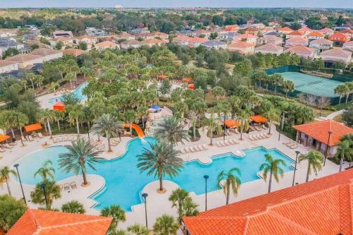 uma vista aérea da piscina num resort em "Smiles for your Trip" Wonderful and peaceful villa! em Davenport