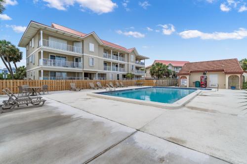 ナバーにあるSunset Harbor Palms 1-311のスイミングプール付きのヴィラ、
