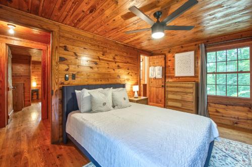 um quarto com uma cama e uma ventoinha de tecto em Huckleberry Wood em Hendersonville