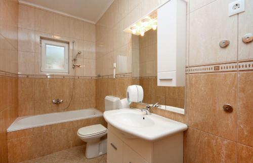 Koupelna v ubytování Apartments by the sea Rogoznica - 3199