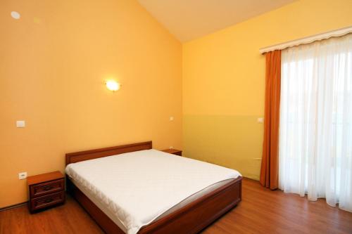Postel nebo postele na pokoji v ubytování Apartments by the sea Rogoznica - 3199
