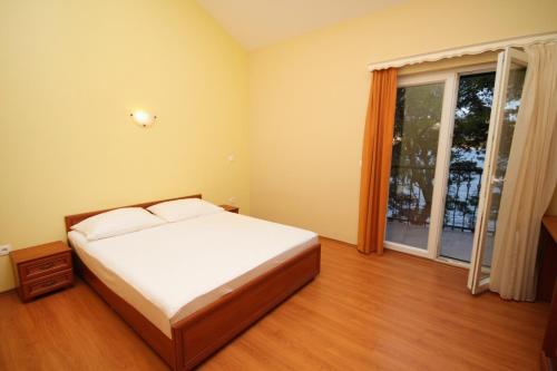 Apartments by the sea Rogoznica - 3198