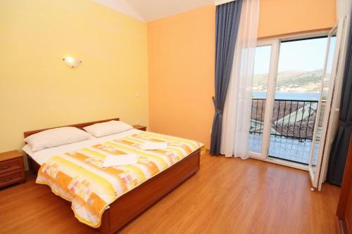 Apartments by the sea Rogoznica - 3200
