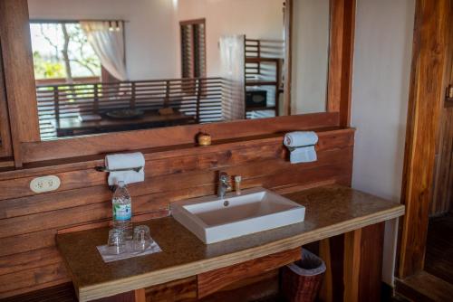 a bathroom with a sink and a mirror at Selá Nicaragua in El Gigante