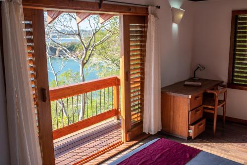 a room with a window with a desk and a desk at Selá Nicaragua in El Gigante