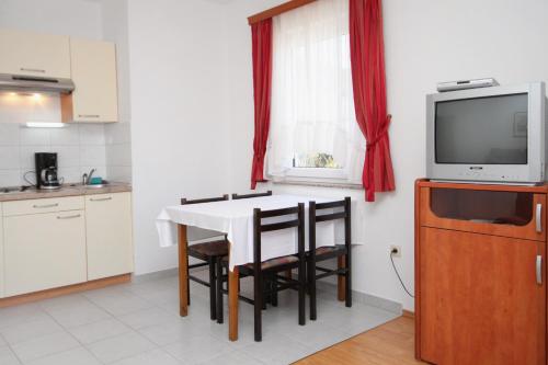 Kuchyňa alebo kuchynka v ubytovaní Apartment Vinjerac 3248c