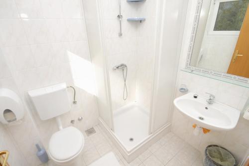 Ένα μπάνιο στο Double Room Vinjerac 3248a