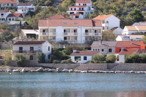 a town on the shore of a body of water at Apartments and rooms by the sea Vinjerac, Zadar - 3248 in Vinjerac