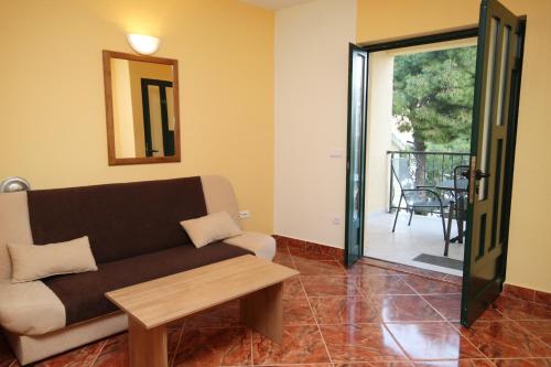 Apartments by the sea Rogoznica - 3262