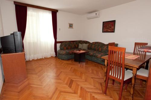Apartments with a parking space Baska Voda, Makarska - 3059