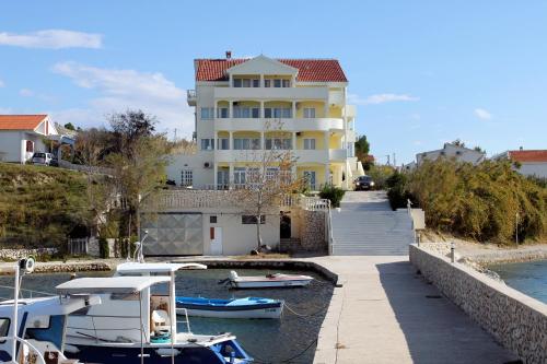 Zdjęcie z galerii obiektu Apartments by the sea Rtina - Miletici, Zadar - 3257 w Ražancu