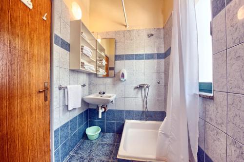 Kúpeľňa v ubytovaní Apartments and rooms by the sea Rogoznica - 3266