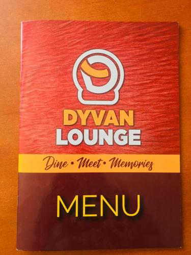 SirokoにあるMarina Terraces Hotelの女性がくつろぐための標識