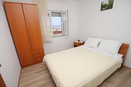 Posteľ alebo postele v izbe v ubytovaní Apartments with a parking space Petrcane, Zadar - 3300
