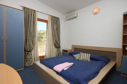 Ένα ή περισσότερα κρεβάτια σε δωμάτιο στο Rooms by the sea Metajna, Pag - 3305