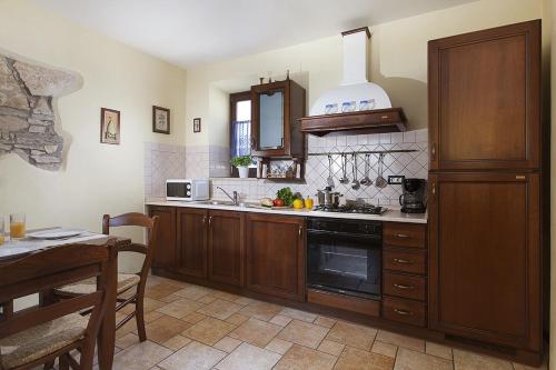 una cucina con armadi in legno e un tavolo con sala da pranzo di Seaside holiday house Novigrad - 3365 a Novigrad Istria