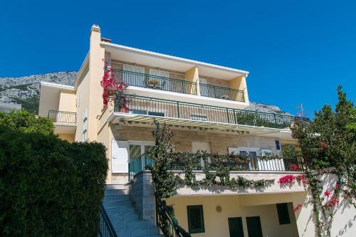 Imagem da galeria de Apartments and rooms with parking space Brela, Makarska - 2717 em Brela
