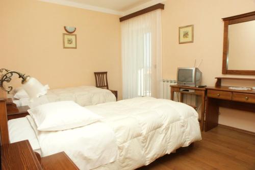 Katil atau katil-katil dalam bilik di Rooms by the sea Rabac, Labin - 3016