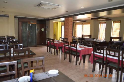 Un restaurante u otro lugar para comer en Club De Novo Hotel