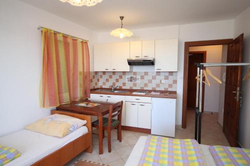 Dapur atau dapur kecil di Apartments by the sea Povljana, Pag - 3316