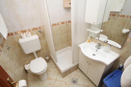Bilik mandi di Apartments by the sea Povljana, Pag - 3316