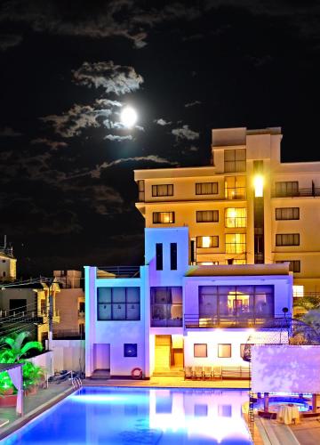 La alberca dentro o cerca de Club De Novo Hotel