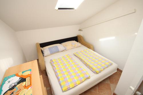Katil atau katil-katil dalam bilik di Apartments by the sea Povljana, Pag - 3316