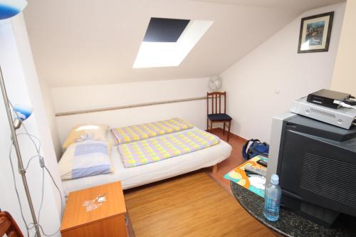 Katil atau katil-katil dalam bilik di Apartments by the sea Povljana, Pag - 3316