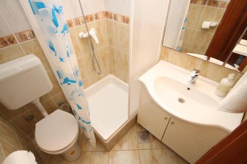 Bilik mandi di Apartments by the sea Povljana, Pag - 3316
