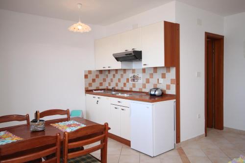 Dapur atau dapur kecil di Apartments by the sea Povljana, Pag - 3316