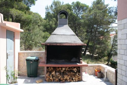 プリモシュテンにあるApartments by the sea Bilo, Primosten - 3090の薪の山積み屋外オーブン