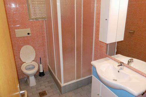 ein Bad mit einem WC und einem Waschbecken in der Unterkunft Studio Palit 3195a in Rab