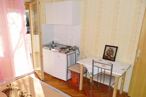 Kuchyň nebo kuchyňský kout v ubytování Apartments and rooms with parking space Palit, Rab - 3195